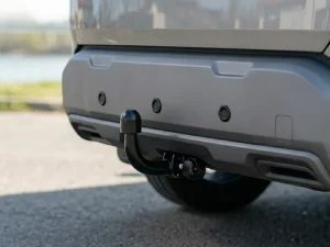 Senzori de parcare spate montați în bară pentru asistență la manevrele de marșarier.