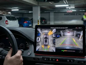 Sistem avansat de parcare 360 de grade cu camere video și senzori față-spate pentru vizibilitate totală.
