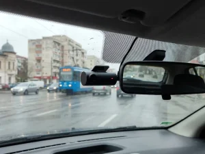 Cameră de bord auto de înaltă rezoluție 4K pentru captarea detaliilor fine în trafic.