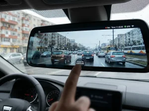 Cameră de bord tip oglindă retrovizoare cu ecran tactil și funcție de parcare.