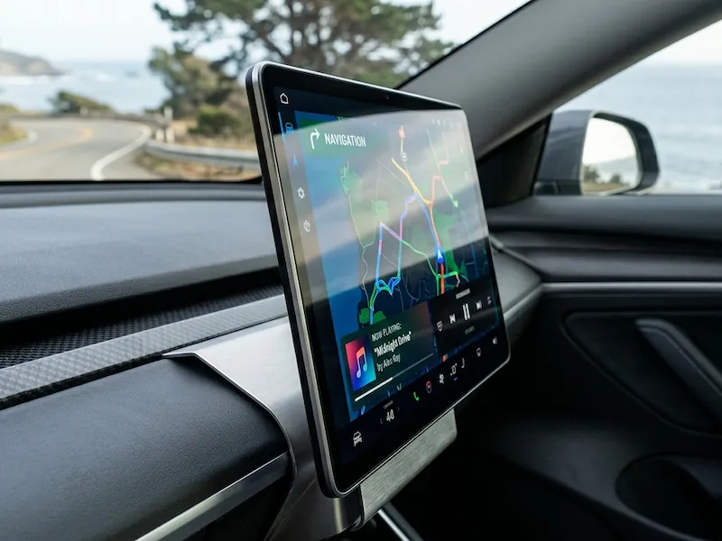 Detaliu ecran sisteme multimedia auto cu tehnologie IPS pentru vizibilitate maximă.