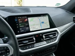 Sistem de navigație Android dedicat, integrat perfect în designul bordului original.