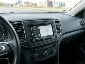 Unitate multimedia universală format 2DIN cu ecran tactil și bluetooth.